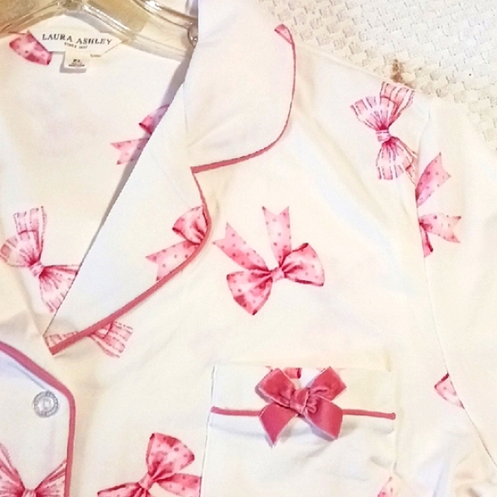 Gorgeous! Laura Ashley 🎀 Cream and Pink Bow Patterned Pajama Top & Pants 🎀